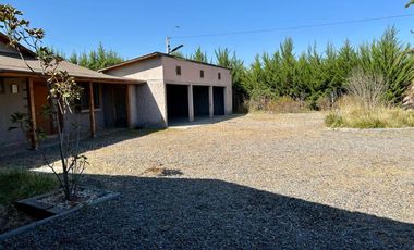 Parcela en Melipilla! con 2 Casas de 357 m2 más terreno de 5.000 m2. Condominio Las Flores.
