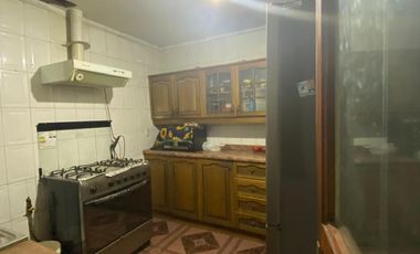 EN VENTA CASA. UN PISO, 4D, 2B, COMUNA DE SANTIAGO