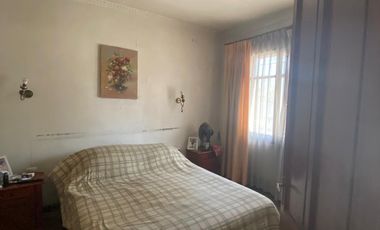 EN VENTA CASA. UN PISO, 4D, 2B, COMUNA DE SANTIAGO