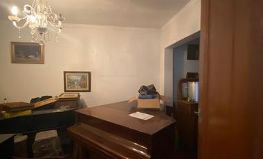 EN VENTA CASA. UN PISO, 4D, 2B, COMUNA DE SANTIAGO