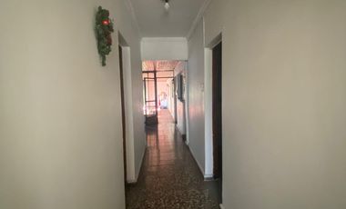 EN VENTA CASA. UN PISO, 4D, 2B, COMUNA DE SANTIAGO