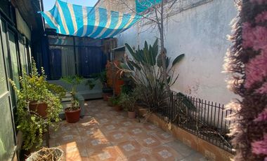EN VENTA CASA. UN PISO, 4D, 2B, COMUNA DE SANTIAGO