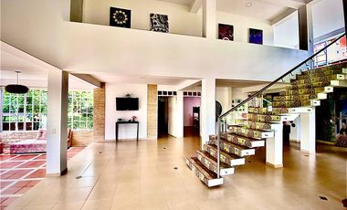 Se vende amplia casa en aparco ibague