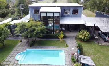 Hermosa Casa con Piscina y Cabañas en Punucapa