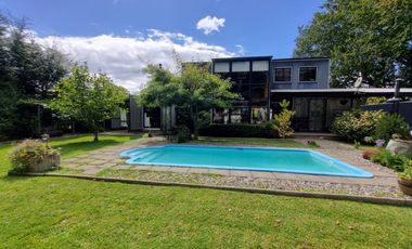 Hermosa Casa con Piscina y Cabañas en Punucapa