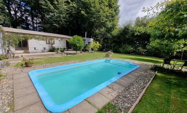 Hermosa Casa con Piscina y Cabañas en Punucapa