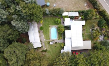 Hermosa Casa con Piscina y Cabañas en Punucapa