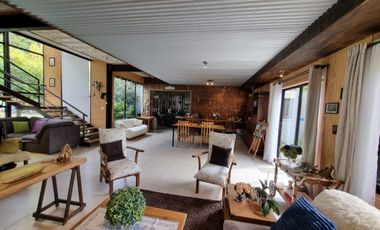 Hermosa Casa con Piscina y Cabañas en Punucapa