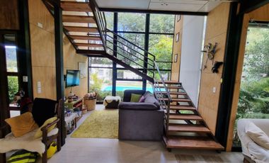 Hermosa Casa con Piscina y Cabañas en Punucapa