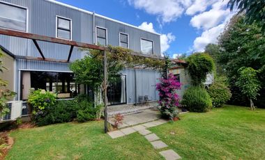 Hermosa Casa con Piscina y Cabañas en Punucapa