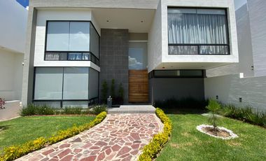 Casa con 4 recamaras y en residencial con campo de golf