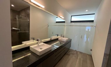 Casa con 4 recamaras y en residencial con campo de golf