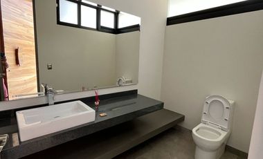 Casa con 4 recamaras y en residencial con campo de golf