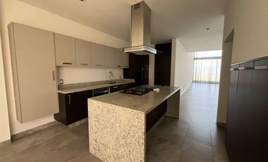 Casa con 4 recamaras y en residencial con campo de golf