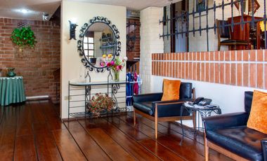 VENTA CASA 5 DORMITORIOS, SECTOR  RUMIPAMBA, QUITO