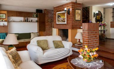 VENTA CASA 5 DORMITORIOS, SECTOR  RUMIPAMBA, QUITO