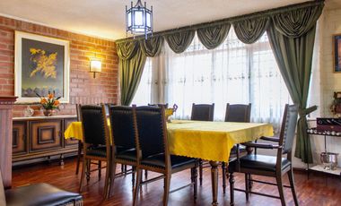 VENTA CASA 5 DORMITORIOS, SECTOR  RUMIPAMBA, QUITO