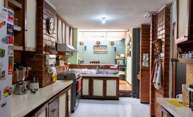 VENTA CASA 5 DORMITORIOS, SECTOR  RUMIPAMBA, QUITO
