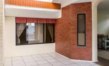 VENTA CASA 5 DORMITORIOS, SECTOR  RUMIPAMBA, QUITO