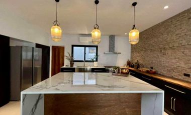Good Deal! Bungalow 4 Bedroom House and Lot with Swimming Pool in Ayala Alabang For Sale