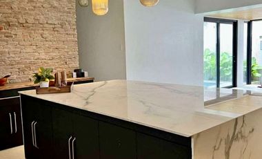 Good Deal! Bungalow 4 Bedroom House and Lot with Swimming Pool in Ayala Alabang For Sale
