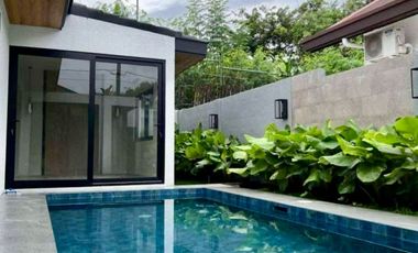 Good Deal! Bungalow 4 Bedroom House and Lot with Swimming Pool in Ayala Alabang For Sale