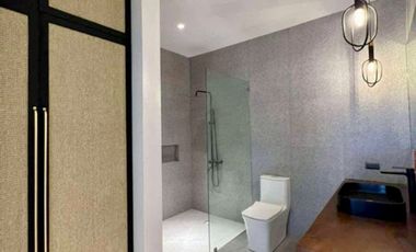 Good Deal! Bungalow 4 Bedroom House and Lot with Swimming Pool in Ayala Alabang For Sale