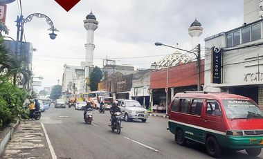 Hotel Jl. Asia Afrika, Balonggede, Regol, Kota Bandung
