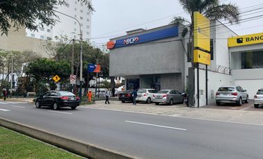 Excelente Local Comercial *650 M²* 8 cocheras - Av Salaverry