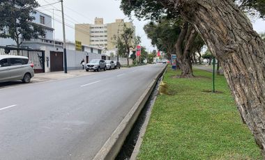 Excelente Local Comercial *650 M²* 8 cocheras - Av Salaverry