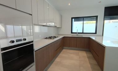 HERMOSA RESIDENCIA A ESTRENAR, JIUTEPEC, 4 RECÁMARAS, ALBERCA CON CASCADA, ESCRITURADA