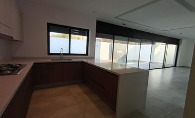 HERMOSA RESIDENCIA A ESTRENAR, JIUTEPEC, 4 RECÁMARAS, ALBERCA CON CASCADA, ESCRITURADA