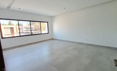 HERMOSA RESIDENCIA A ESTRENAR, JIUTEPEC, 4 RECÁMARAS, ALBERCA CON CASCADA, ESCRITURADA