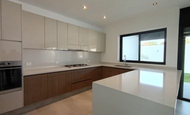 HERMOSA RESIDENCIA A ESTRENAR, JIUTEPEC, 4 RECÁMARAS, ALBERCA CON CASCADA, ESCRITURADA