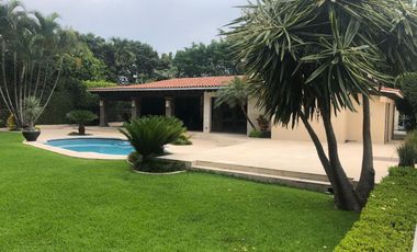 EN RENTA CASA DE UN NIVEL EN EXCLUSIVO FRACCIONAMIENTO EN CUERNAVACA, MORELOS.