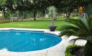EN RENTA CASA DE UN NIVEL EN EXCLUSIVO FRACCIONAMIENTO EN CUERNAVACA, MORELOS.