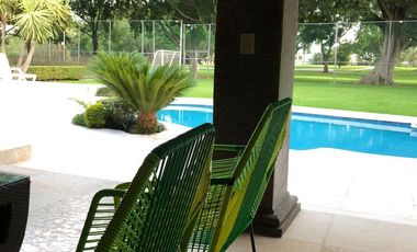 EN RENTA CASA DE UN NIVEL EN EXCLUSIVO FRACCIONAMIENTO EN CUERNAVACA, MORELOS.