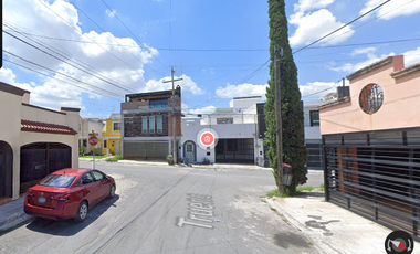 Casa ubicada en colonia San Nicolás de los Garza Nuevo León. Con 3 recamaras y 129m2. Entre Av. Los Pinos y Av. Las Torres.