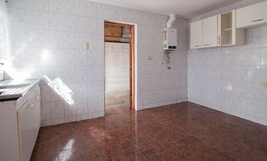 Amplia casa reformada en Badalona, Hualpén