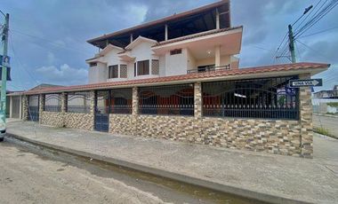 SE VENDE CASA ESQUINERA CDLA 25 DICIEMBRE, MACHALA