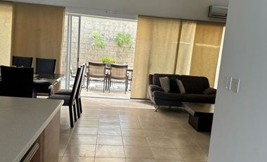 RENTA DE CASA AMUEBLADA. FRENTE A PLAZA CIBELES. AIRE ACONDICIONADO.3 HABITACIONES CON BAÑO.TERRAZA. ALBERCA DENTRO DE AMENIDADES.SEGURIDAD.