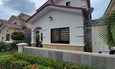 EN VENTA DE OPORTUNIDAD, LUJOSA Y AMPLIA CASA DE 4 DORMITORIOS EN CIUDAD CELESTE PRIMERAS ETAPAS, NUEVO SAMBORONDON
