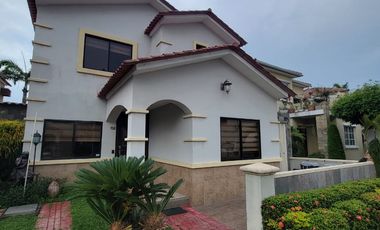 EN VENTA DE OPORTUNIDAD, LUJOSA Y AMPLIA CASA DE 4 DORMITORIOS EN CIUDAD CELESTE PRIMERAS ETAPAS, NUEVO SAMBORONDON