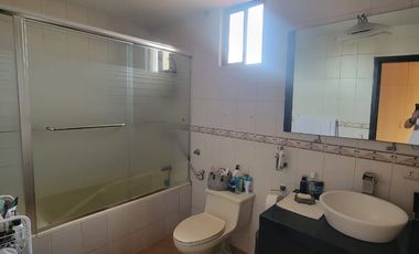 EN VENTA DE OPORTUNIDAD, LUJOSA Y AMPLIA CASA DE 4 DORMITORIOS EN CIUDAD CELESTE PRIMERAS ETAPAS, NUEVO SAMBORONDON