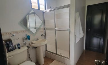 EN VENTA DE OPORTUNIDAD, LUJOSA Y AMPLIA CASA DE 4 DORMITORIOS EN CIUDAD CELESTE PRIMERAS ETAPAS, NUEVO SAMBORONDON