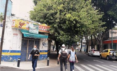 VENDO CASA COMO TERRENO EN ESQUINA, COLONIA NATIVITAS, ALCALDIA BENITO JUAREZ, CDMX. USO H4/20/60/A10 VIV