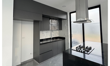 CASA DE LUJO EN VENTA, UBICADA EN EL CONJUNTO BELLAGIO, BOCONÓ