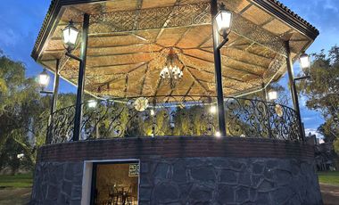 VENTA DE JARDIN DE FIESTAS, HERMOSO JARDIN DE FIESTAS CON ESPECTACULAR KIOSCO AL CENTRO, EN LA EXCLUSIVA ZONA CAMPESTRE DE CACALOMACAN