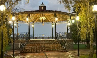 VENTA DE JARDIN DE FIESTAS, HERMOSO JARDIN DE FIESTAS CON ESPECTACULAR KIOSCO AL CENTRO, EN LA EXCLUSIVA ZONA CAMPESTRE DE CACALOMACAN