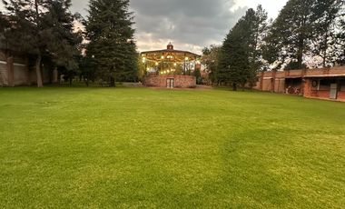 VENTA DE JARDIN DE FIESTAS, HERMOSO JARDIN DE FIESTAS CON ESPECTACULAR KIOSCO AL CENTRO, EN LA EXCLUSIVA ZONA CAMPESTRE DE CACALOMACAN